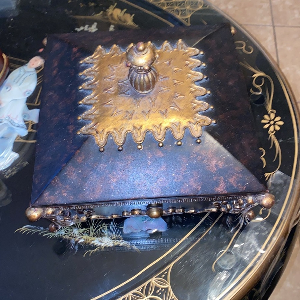 Vintage treasure box 8 1/2” by 9” - Picture 2 of 6